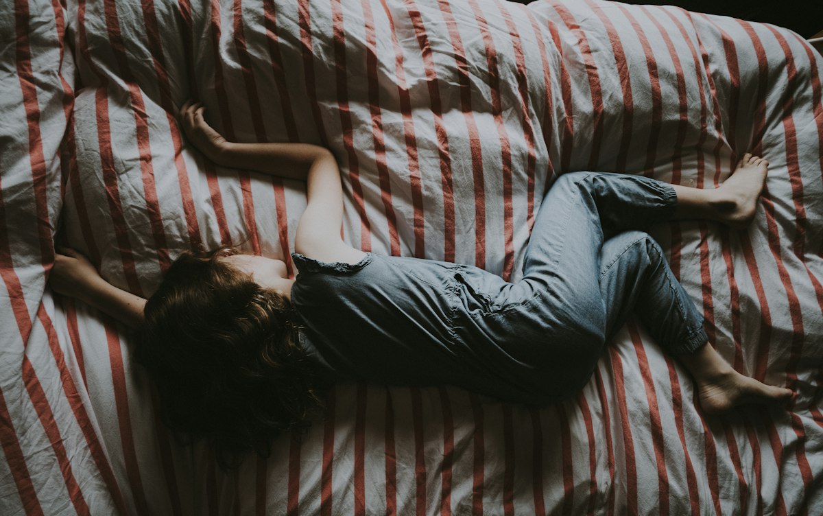 Personen mit Stress und Schlafproblemen
